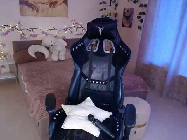 LunaraAdams webcam