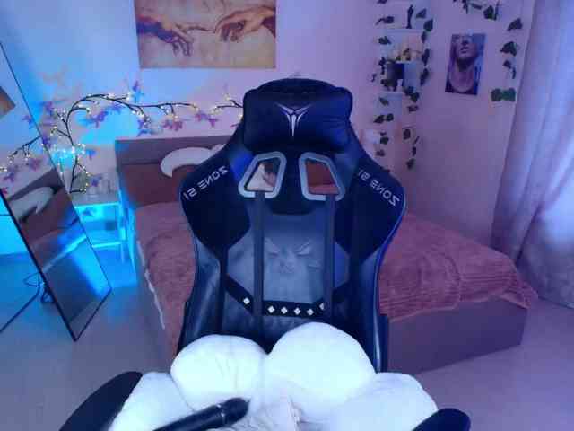 LunaraAdams webcam
