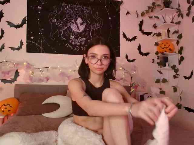 LunaraAdams webcam