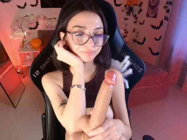 LunaraAdams webcam