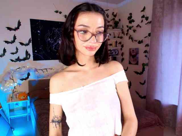 LunaraAdams webcam
