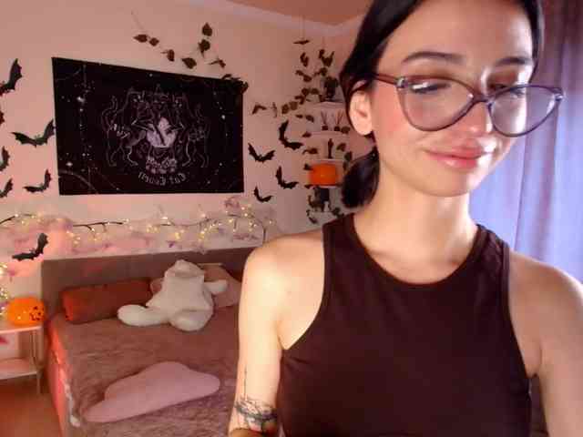 LunaraAdams webcam
