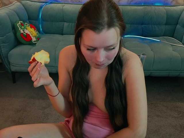 RedDoll's BongaCams show and profile