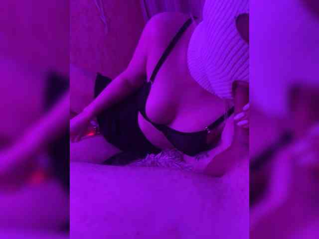 Pudania (23, White Live Couple) performing deepthroat.