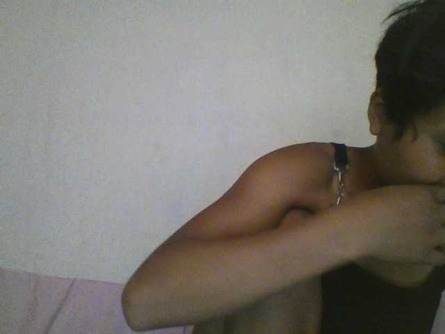 le modèle YoungNatie est en webcam porno dans un show sur le site bongacams, il possède les tags suivants: Ebony,Brunette,Trimmed