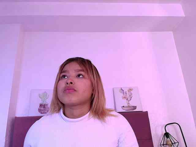 CamiilaGlow webcam