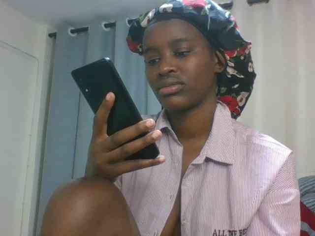 Sofiseducer (19, Black Cam Girl) performing squirt.