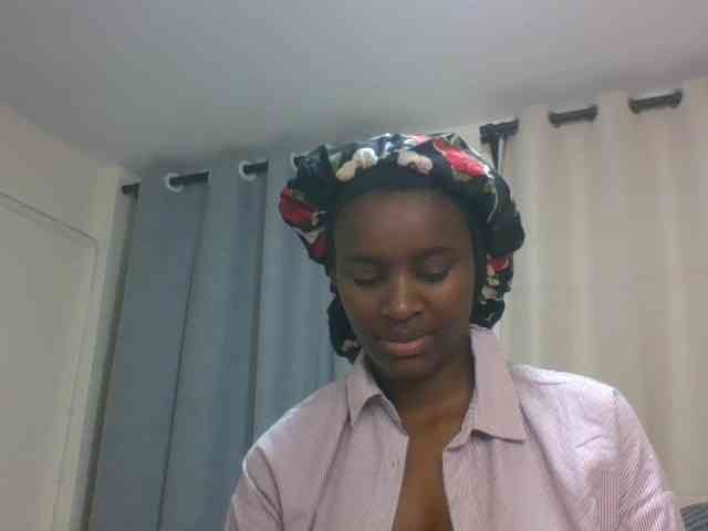 Sofiseducer (19, Black Cam Girl) performing squirt.