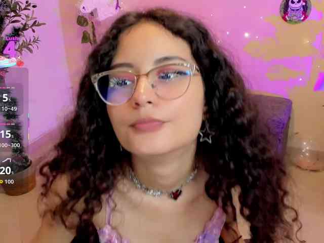 Alexa-Daddario webcam