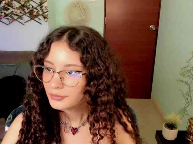 Alexa-Daddario webcam