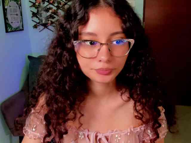 Alexa-Daddario webcam