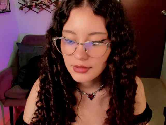 Alexa-Daddario webcam