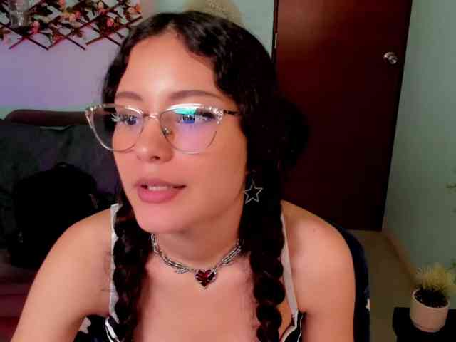 Alexa-Daddario webcam