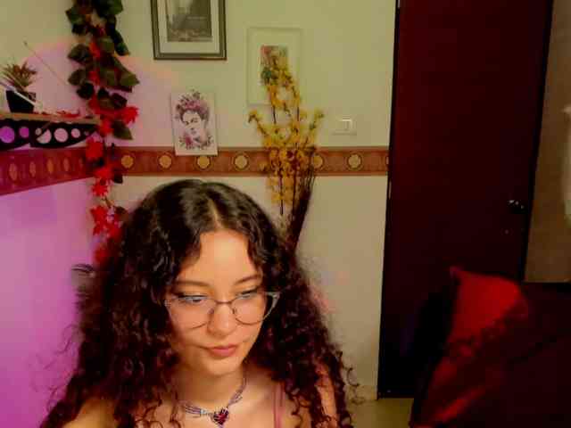 Alexa-Daddario webcam