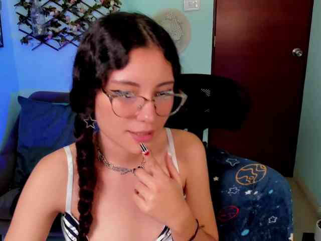 Alexa-Daddario webcam