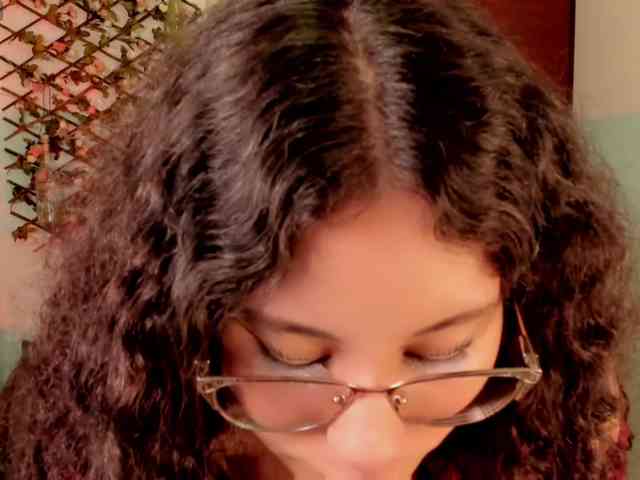 Alexa-Daddario webcam