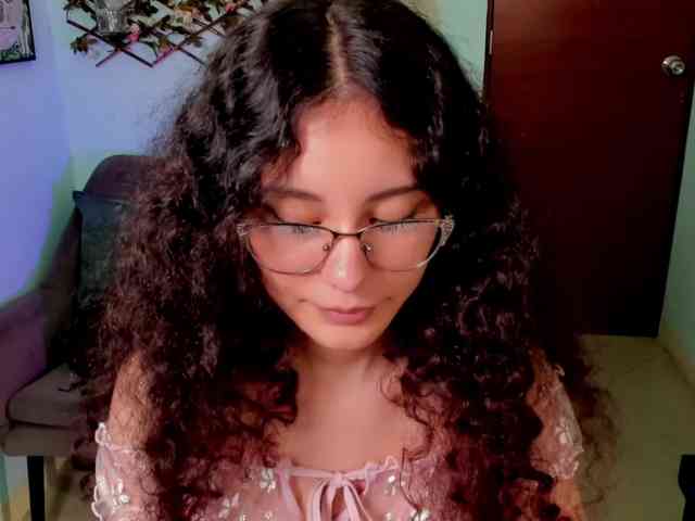 Alexa-Daddario webcam