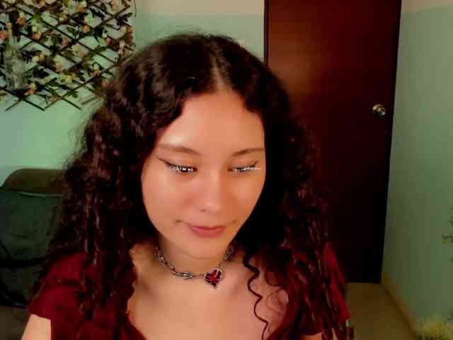 Alexa-Daddario webcam