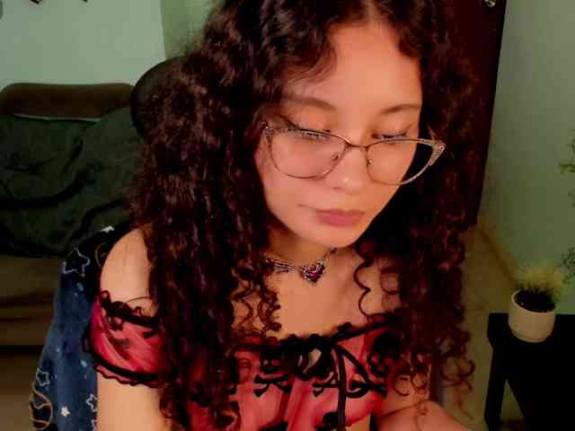 Alexa-Daddario webcam