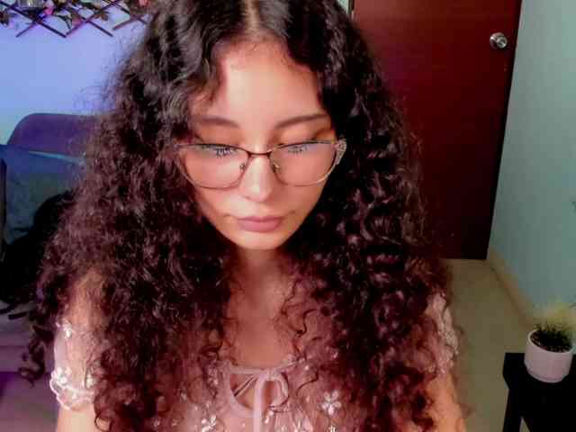 Alexa-Daddario webcam