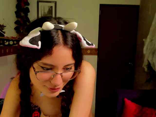 Alexa-Daddario webcam
