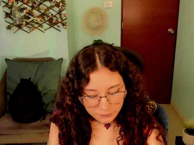 Alexa-Daddario webcam