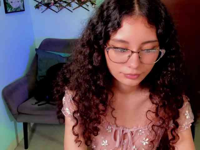 Alexa-Daddario webcam