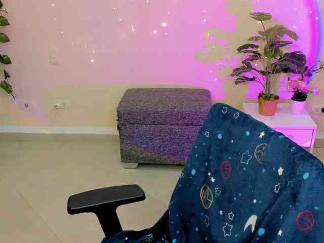 Alexa-Daddario webcam