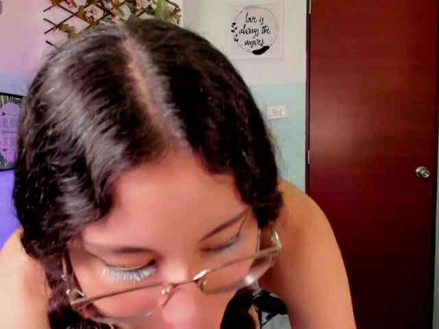 Alexa-Daddario webcam