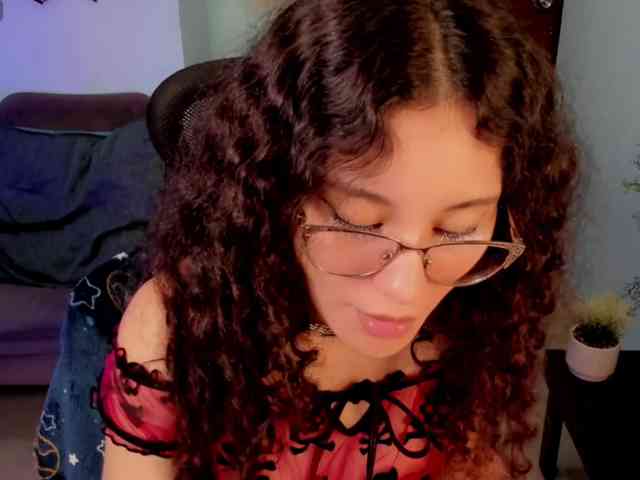 Alexa-Daddario webcam