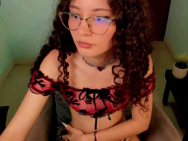 Alexa-Daddario webcam