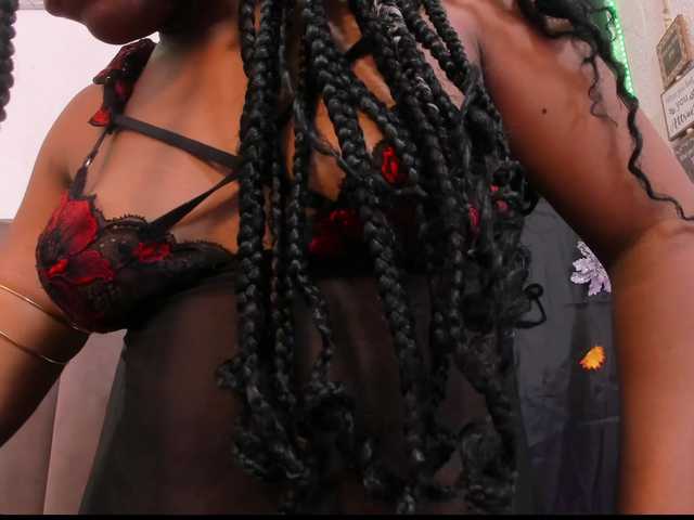 CloeeSaenz's BongaCams show and profile