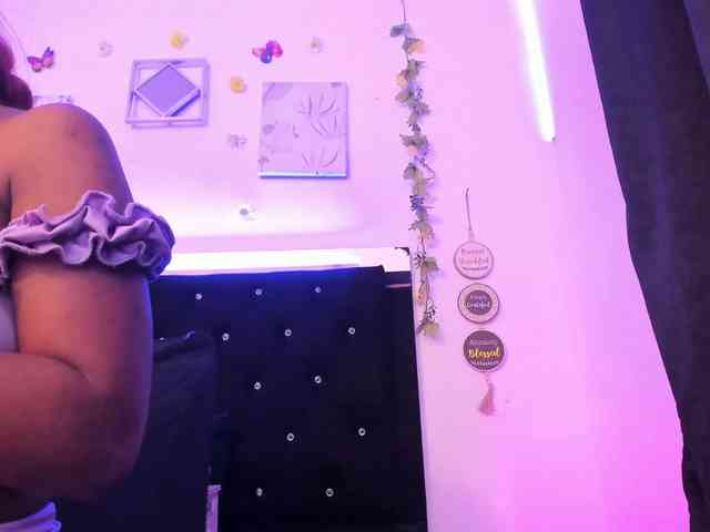 NaomySaenz webcam