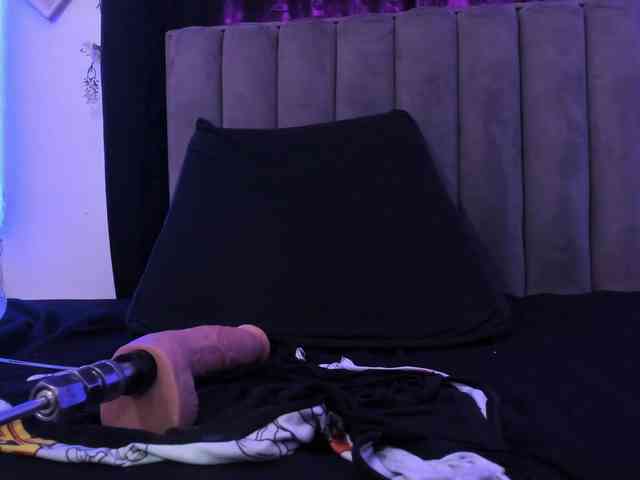 NaomySaenz webcam