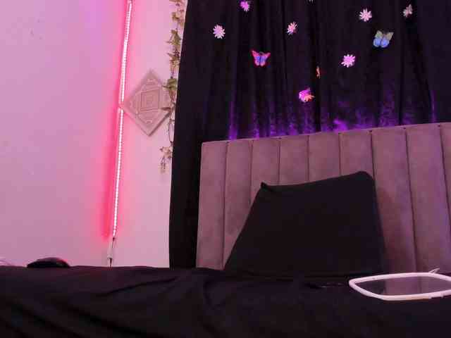 NaomySaenz webcam