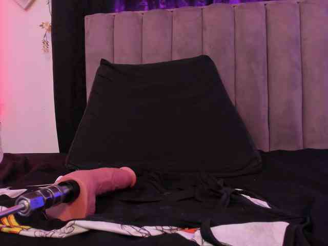NaomySaenz webcam