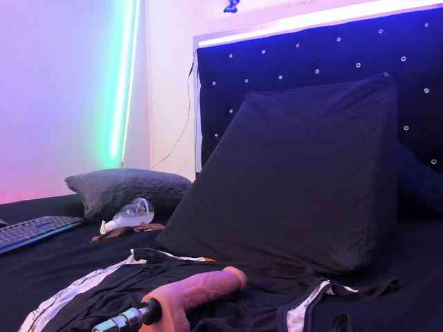 NaomySaenz webcam