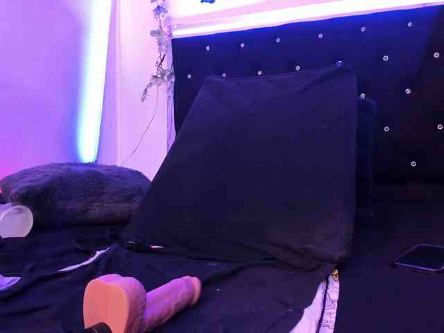 NaomySaenz webcam