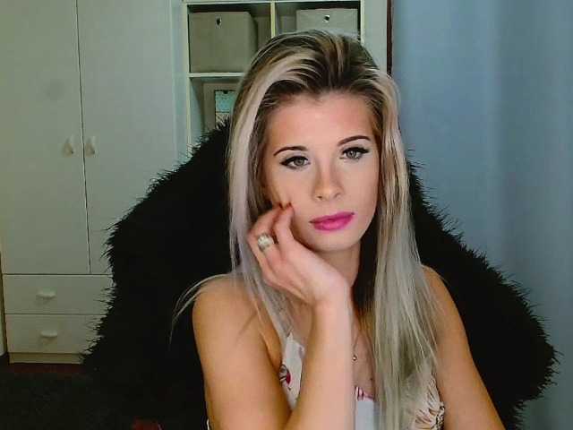 KristineNatural webcam bongacams model stream image