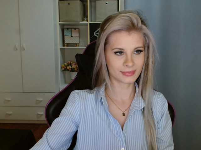le modèle KristineNatural est en webcam porno dans un show sur le site bongacams, il possède les tags suivants: White/Caucasian,Blonde,Shaved