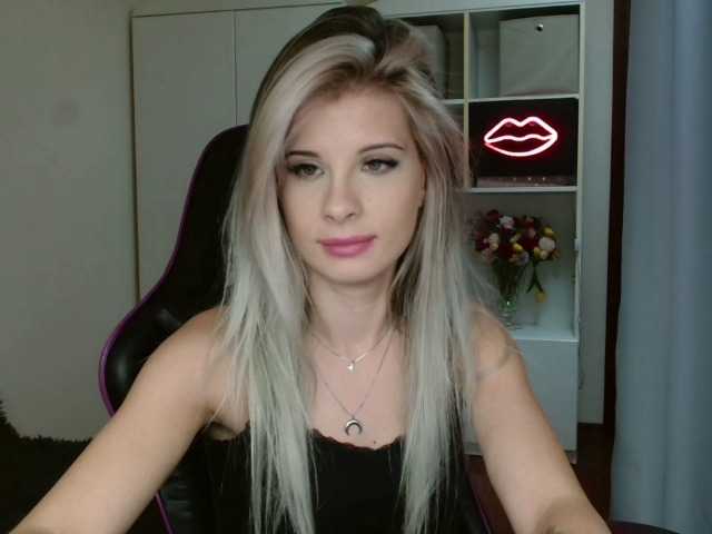 KristineNatural webcam bongacams model stream image