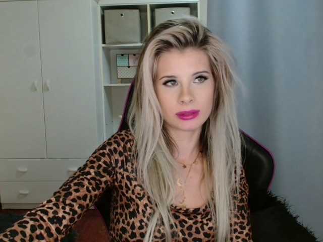 KristineNatural webcam bongacams model stream image