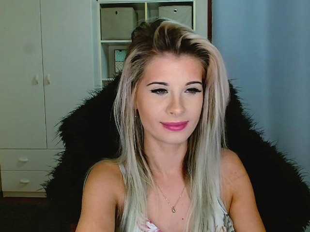 KristineNatural webcam bongacams model stream image