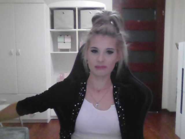 KristineNatural webcam bongacams model stream image