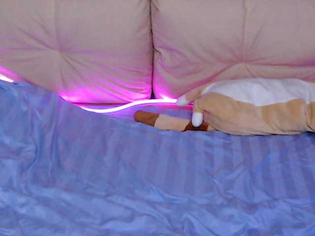 Lola-Cash's BongaCams show and profile