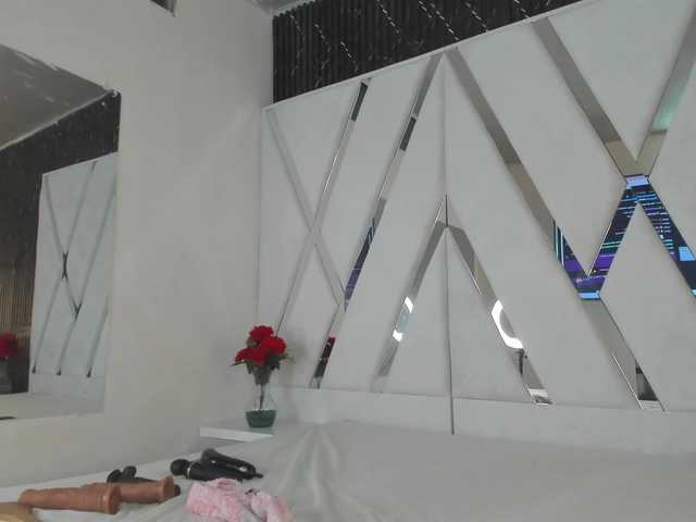 LittleKloe's BongaCams show and profile