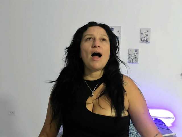 nadiaSamiri's BongaCams show and profile