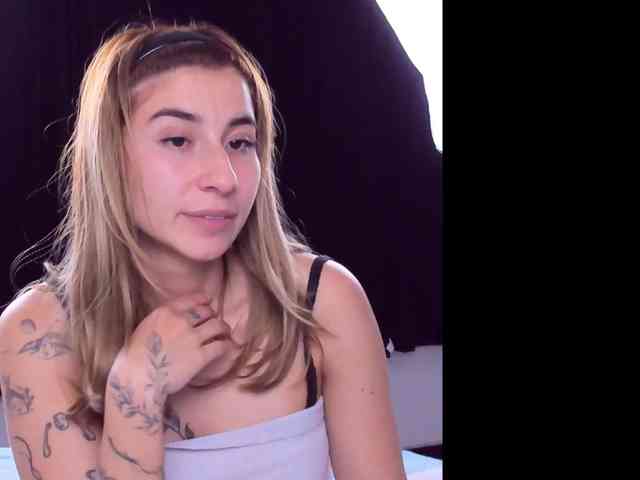 Allyson-Fiore webcam