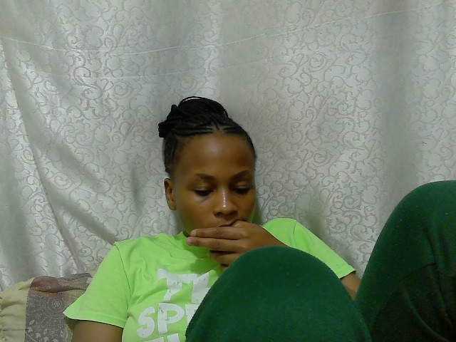 le modèle Caroldoly est en webcam porno dans un show sur le site bongacams, il possède les tags suivants: Ebony,Brunette,Trimmed