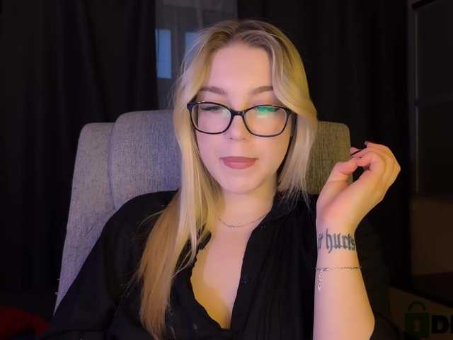 maksisisia's BongaCams show and profile